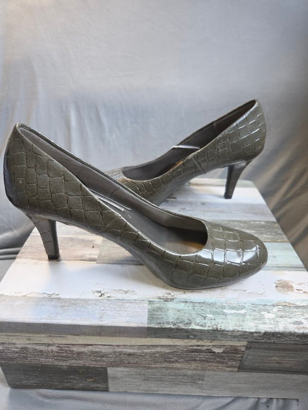 Comfort Plus by Predictions Gray Croc Embossed Pumps Heels Women’s Size 7 NWT